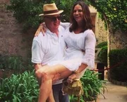 Lírio Parisotto posa com Luiza Brunet no colo Lírio Parisotto posa com Luiza Brunet no colo