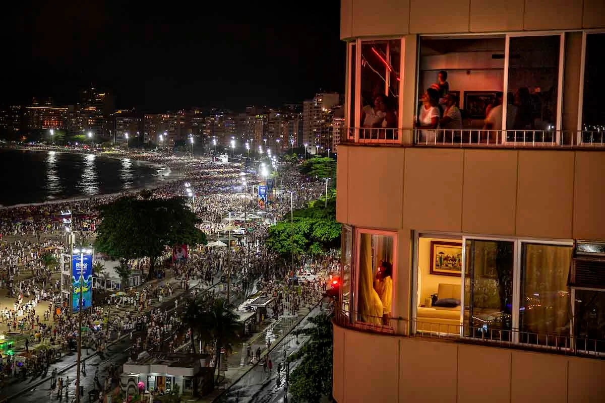 Feliz 2022: veja fotos do Réveillon na Praia de Copacabana - imagem 10 Feliz 2022: veja fotos do Réveillon na Praia de Copacabana - imagem 10