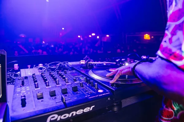Mistura Fina ferve Brasília com batida eletrônica e black music