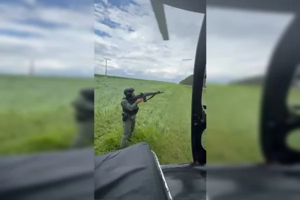 Imagem colorida de abordagem policial