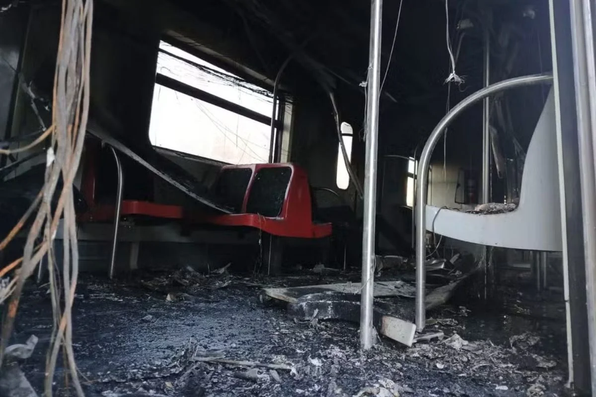 Incêndio destruiu interior de vagão e interrompeu operação na linha 12-Safira. Incêndio destruiu interior de vagão e interrompeu operação na linha 12-Safira.