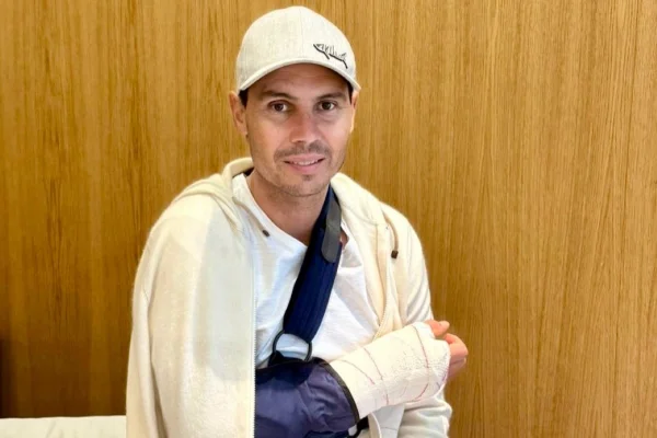 Nadal passa por cirurgia para tratar lesão e brinca com o procedimento