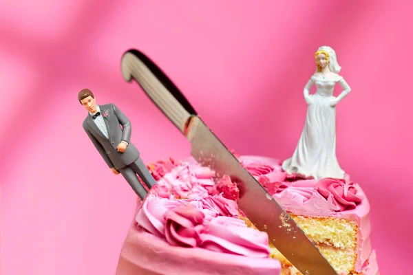 Foto colorida de um bolo de casamento - Metrópoles
