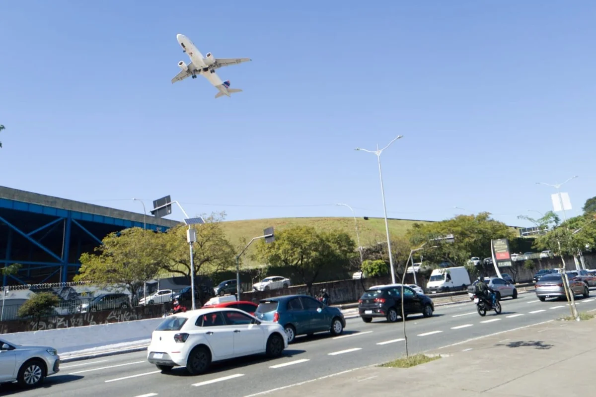 Avião decolando em Congonhas, em São Paulo Avião decolando em Congonhas, em São Paulo