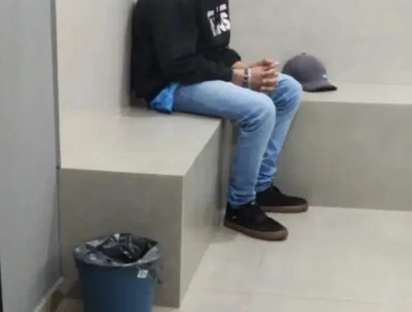 PR: indignada, mãe dá bronca em adolescente apreendido por tráfico