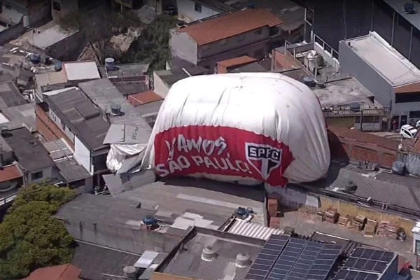 Dirigível com publicidade para time de futebol caiu em Osasco nesta quarta-feira (25/9). Ainda não há informação sobre feridos - Metrópoles
