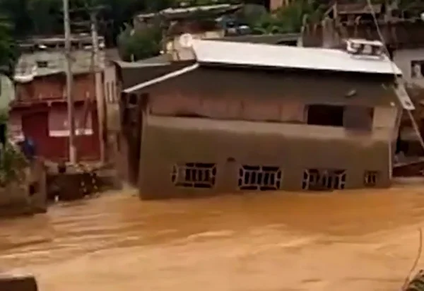 Casa de dois andares é levada por enchente em MG. Veja vídeo
