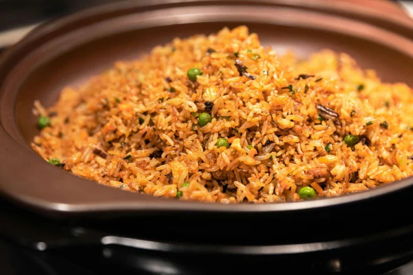 arroz frito servido em bowl