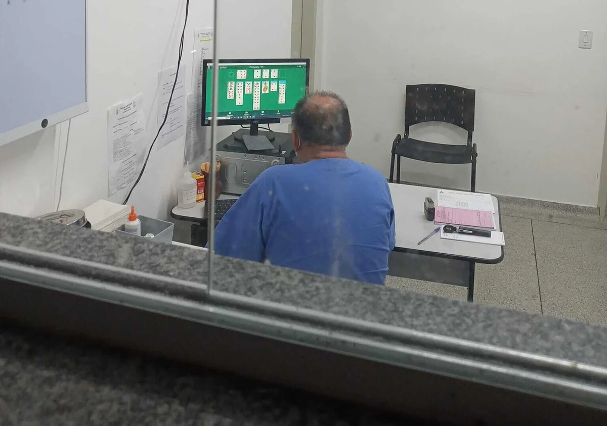 A companheira de Forge procurou a unidade de saúde no sábado (25/6) com suspeita de cálculo renal e já aguardava pelo atendimento há mais de uma hora A companheira de Forge procurou a unidade de saúde no sábado (25/6) com suspeita de cálculo renal e já aguardava pelo atendimento há mais de uma hora