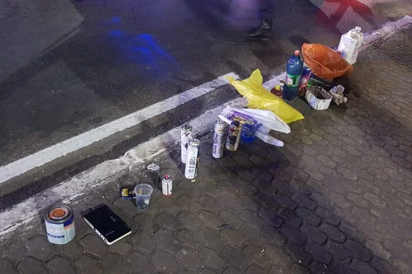 Polícia prende grupo por pichação em parada de ônibus e lojas no DF