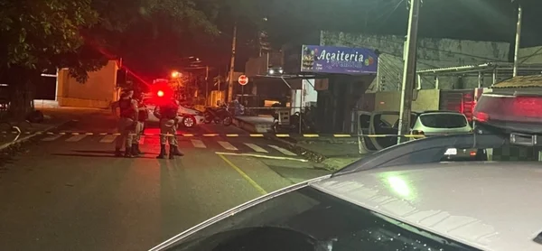 Imagem colorida da polícia no local do crime - Metrópoles