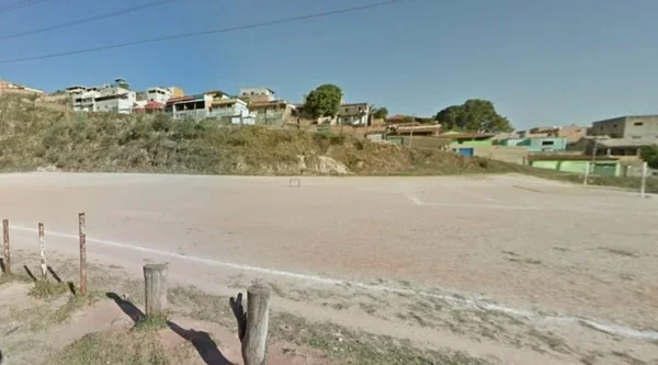 Mulher foi encontrada com marcas no pescoço