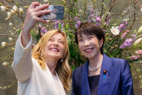 Foto de Giorgia Meloni e Sanae Takaichi, primeiras-ministras da Itália e do Japão, respectivamente