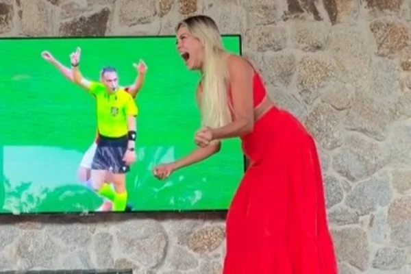 Renata Fan aparece vestida de Chapolin ao vivo e causa ataque de riso - destaque galeria