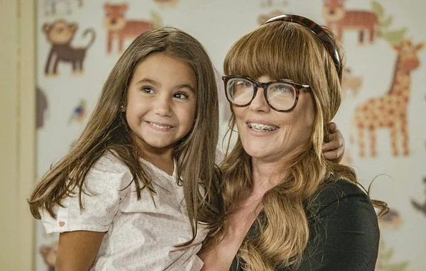 Maria Flor, filha de Deborah Secco, vai estrear em Salve-se Quem Puder