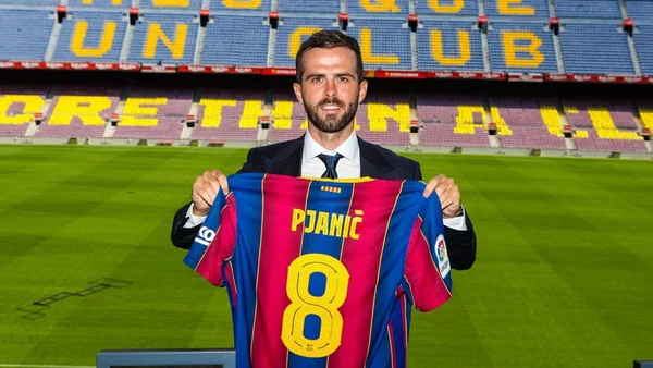 Pjanic sobre jogar com Messi: “Dividir o vestiário com um extraterrestre”