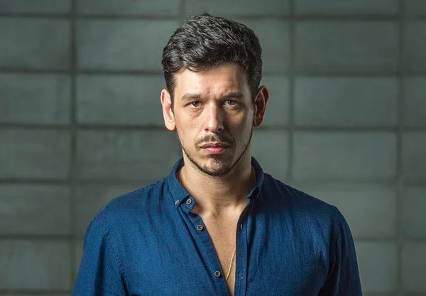 Foto colorida de João Vicente de Castro de camisa azul - Metrópoles