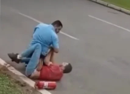 Imagem de vídeo mostra rodoviário usando extintor de incêndio para golpear motorista em briga de trânsito no meio de pista, na EPIA - Metrópoles