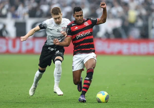 Imagem colorida de duelo entre Flamengo e Corinthians pela Copa do Brasil- Metrópoles