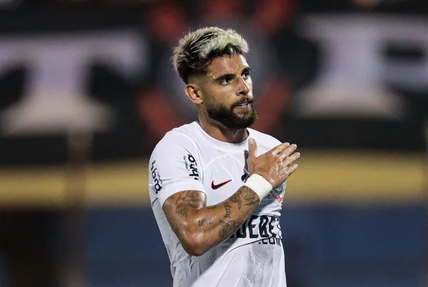 Foto colorida de Yuri Alberto comemorando gol - Metrópoles