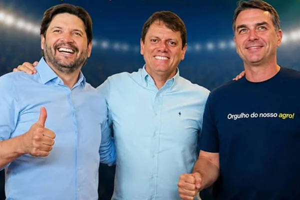 André do Prado, Tarcísio de Freitas e Flávio Bolsonaro - Metrópoles