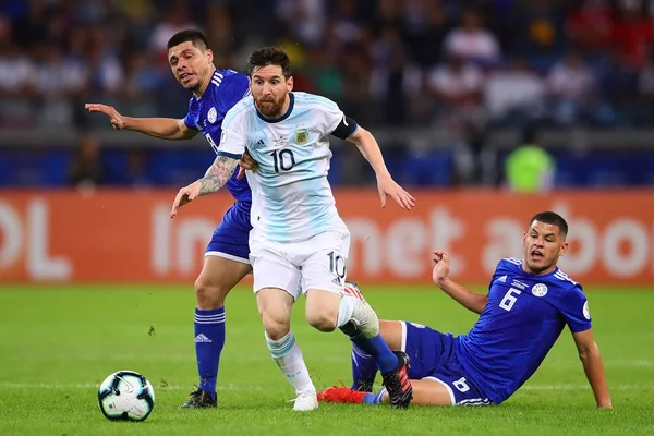 Copa América: Messi marca, Armani pega pênalti e Argentina empata