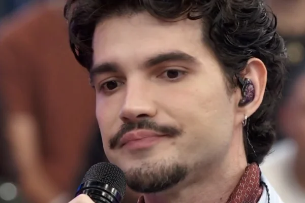 Imagem colorida de Jão emocionado durante participação no Altas Horas - Metrópoles