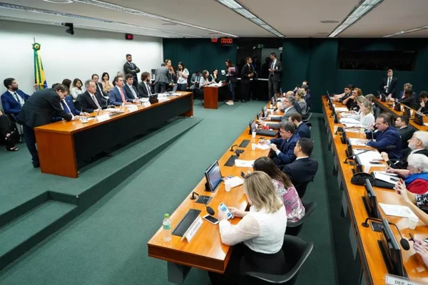 PEC impede servidores estaduais de incorporar adicionais. Veja íntegra