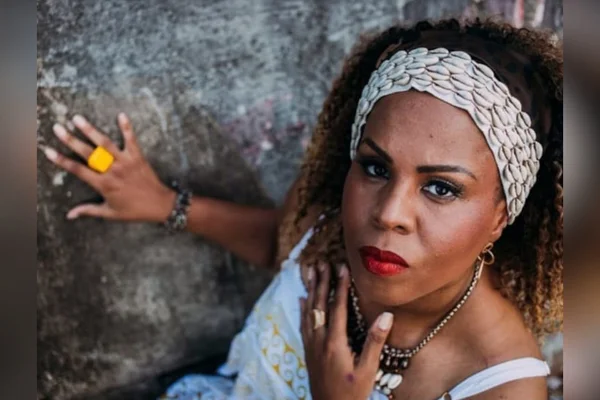 mulher negra com adornos tradicionais