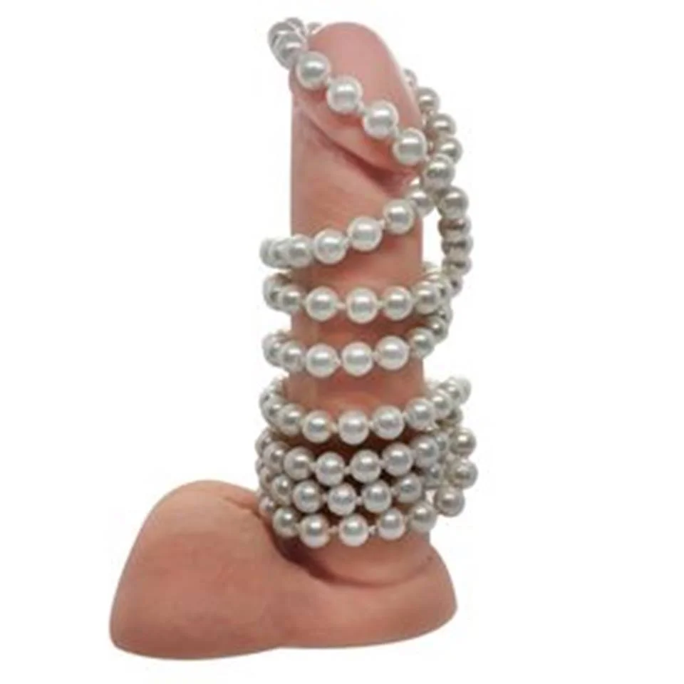 Colar de pérolas massageador: aquele colar de pérolas que você tem em casa e usou no Carnaval pode não ser tão inutilizável quanto você pensa. Ele pode servir como um belo massageador para a masturbação masculina quando enrolado ao pênis (suavemente, vale lembrar).
A masturbação feminina também é garantida com ele, bastando enrolá-lo nas mãos e massagear toda a área da vulva. O cordão também pode ser introduzido na vagina, mas fica o alerta: para o contato com a mucosa íntima é essencial que se use colares próprios, com materiais que não ofereçam risco à saúde. Foto: Colar de Pérolas (R$29,90) - Afrodith Sex Shop. Colar de pérolas massageador: aquele colar de pérolas que você tem em casa e usou no Carnaval pode não ser tão inutilizável quanto você pensa. Ele pode servir como um belo massageador para a masturbação masculina quando enrolado ao pênis (suavemente, vale lembrar).
A masturbação feminina também é garantida com ele, bastando enrolá-lo nas mãos e massagear toda a área da vulva. O cordão também pode ser introduzido na vagina, mas fica o alerta: para o contato com a mucosa íntima é essencial que se use colares próprios, com materiais que não ofereçam risco à saúde. Foto: Colar de Pérolas (R$29,90) - Afrodith Sex Shop.