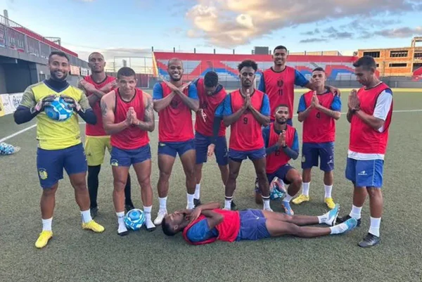 Jogadores do Nacional em campo - Metrópoles