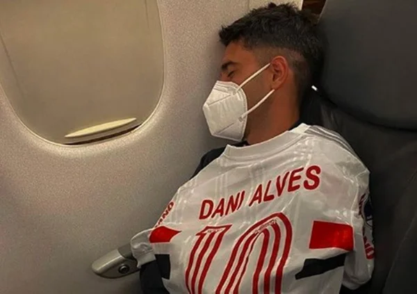 Leo Di Placido com camisa de Daniel Alves