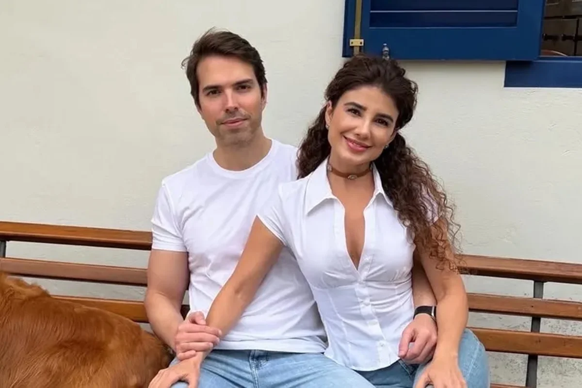 Paula Fernandes assumiu o namoro com o piloto Daniel Ferreira no Dia dos Namorados Paula Fernandes assumiu o namoro com o piloto Daniel Ferreira no Dia dos Namorados