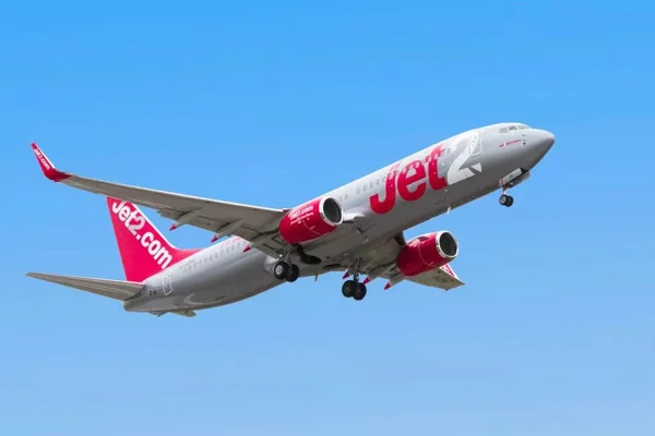 Foto colorida de avião da Jet2 - Metrópoles