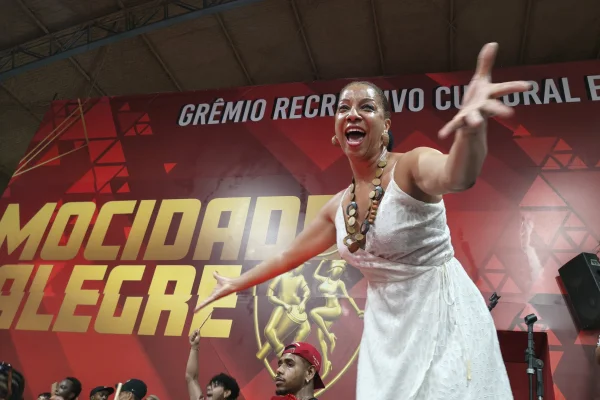 Imagem mostra celebração em quadra de escola de samba - Metrópoles