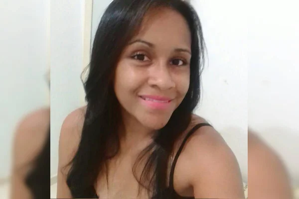 Mulher negra com cabelo preto e médio