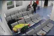 Um minuto depois, de acordo com o horário registrado pelas câmeras de segurança, o vigilante fala com Vilmar Um minuto depois, de acordo com o horário registrado pelas câmeras de segurança, o vigilante fala com Vilmar