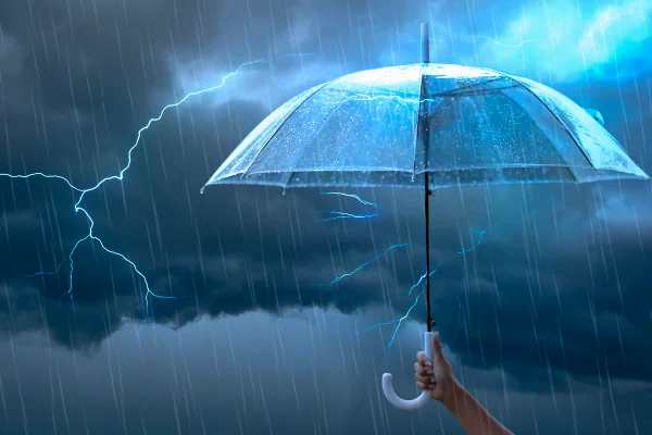Ilustração colorida de uma pessoa segurando um guarda-chuva, sob uma tempestade de raios - Metrópoles.