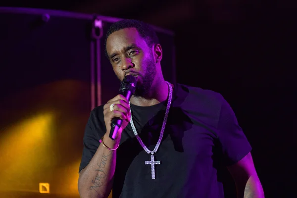 Ex de Diddy que o acusa de abuso confessa que ainda o ama
