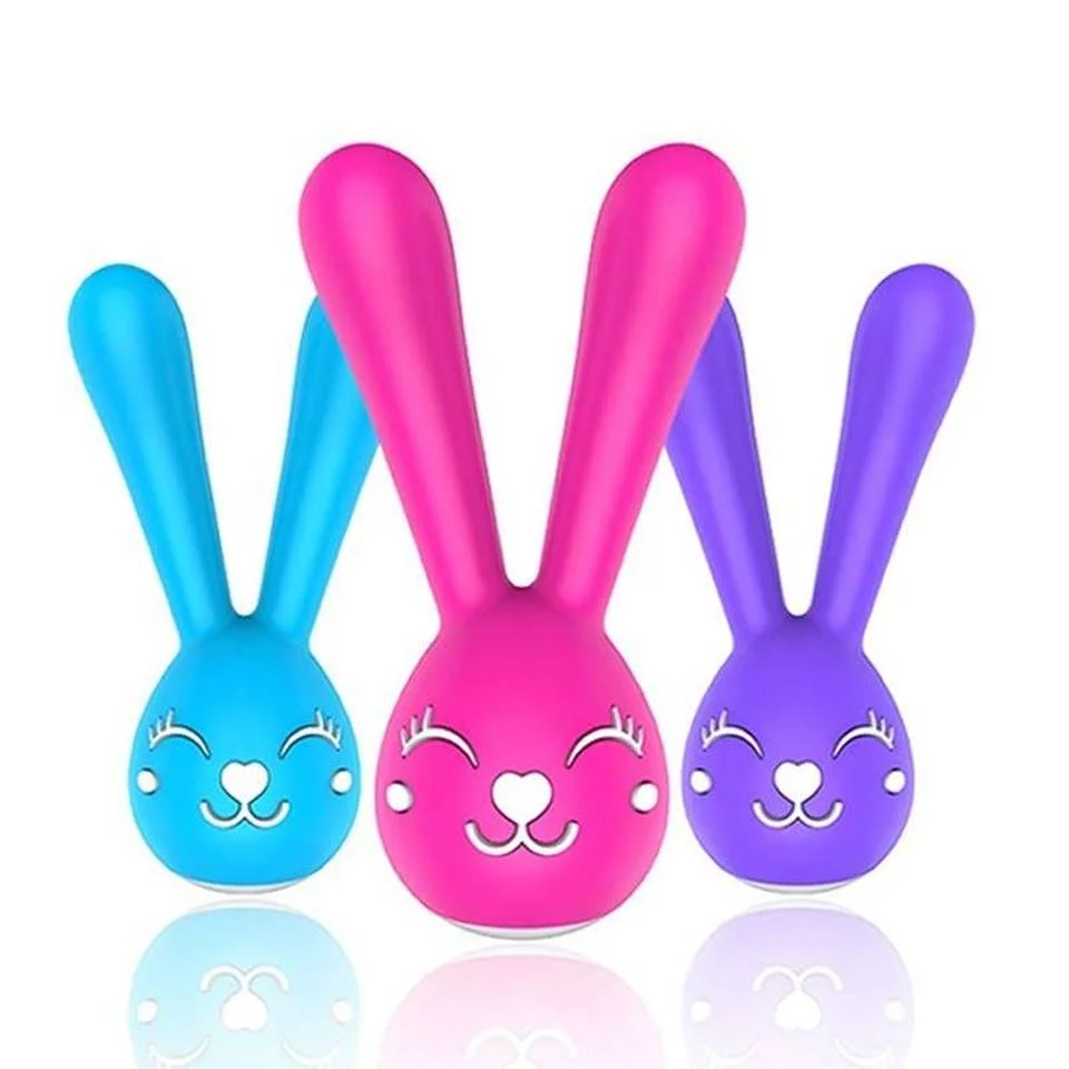 Vibrador coelho: este coelho fofinho, na verdade, não tem nada de inocente. Cada uma das orelhas deste brinquedo tem um vibrador que pode estimular diversas áreas erógenas. Nas mulheres, a estimulação pode ser dupla; no canal vaginal e clitóris ao mesmo tempo; apenas no interior da vagina, ao introduzir as duas orelhas; e até mesmo anal.
Nos homens, o prazer anal também é garantido com o apetrecho. Outra área a ser estimulada é a do períneo, que fica entre o saco escrotal e o ânus e possui diversas terminações nervosas. Na foto: Vibrador Coelho Nancy (R$199) - Lovesick Sex Shop. Vibrador coelho: este coelho fofinho, na verdade, não tem nada de inocente. Cada uma das orelhas deste brinquedo tem um vibrador que pode estimular diversas áreas erógenas. Nas mulheres, a estimulação pode ser dupla; no canal vaginal e clitóris ao mesmo tempo; apenas no interior da vagina, ao introduzir as duas orelhas; e até mesmo anal.
Nos homens, o prazer anal também é garantido com o apetrecho. Outra área a ser estimulada é a do períneo, que fica entre o saco escrotal e o ânus e possui diversas terminações nervosas. Na foto: Vibrador Coelho Nancy (R$199) - Lovesick Sex Shop.