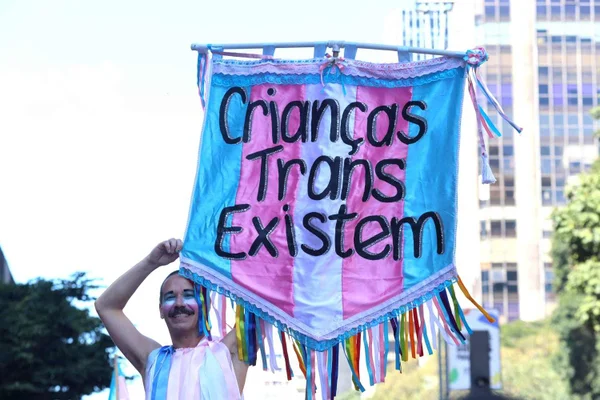 27ª Parada do Orgulho LGBT+ de São Paulo na Avenida Paulista -- cartaz crianças trans