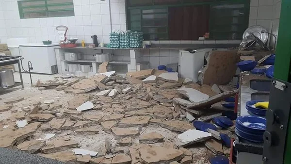 Revestimento de teto em escola do DF desaba e deixa funcionária ferida