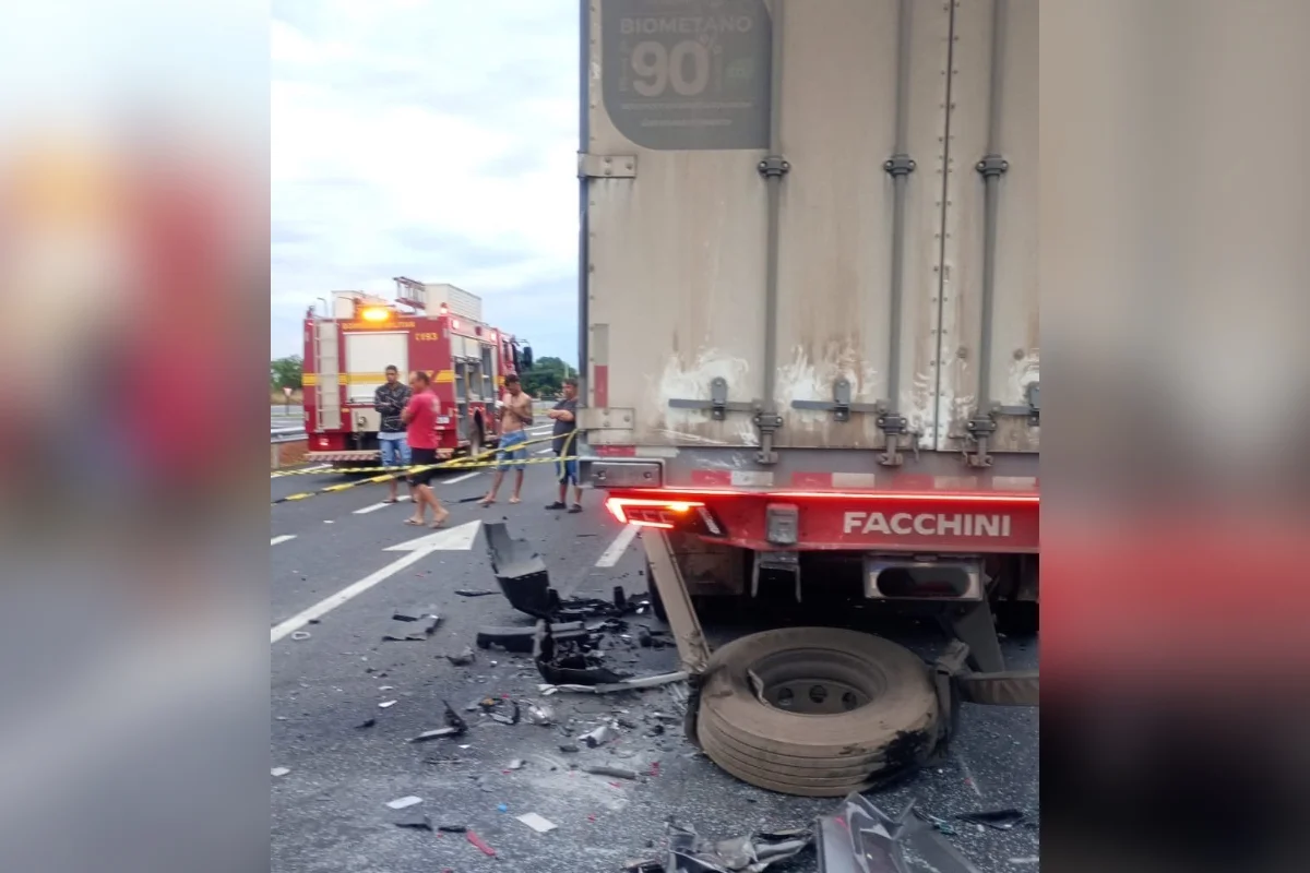 Uma mulher morreu e outras três pessoas ficaram feridas após uma colisão traseira entre um carro e um caminhão baú Uma mulher morreu e outras três pessoas ficaram feridas após uma colisão traseira entre um carro e um caminhão baú