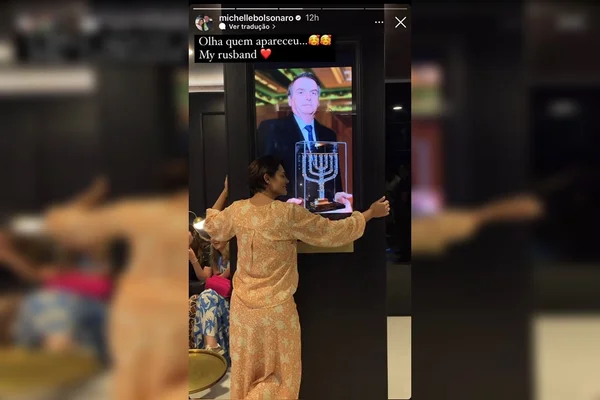 Vídeo: Michelle Bolsonaro abraça foto do marido em viagem a Israel
