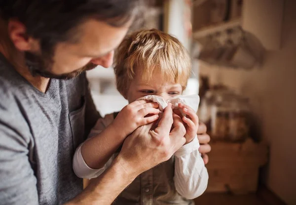 Pais podem faltar ao trabalho para cuidar do filho doente