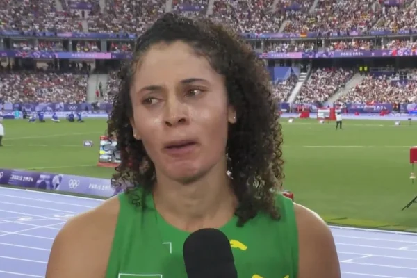 Imagem colorida de uma atleta chorando durante a entrevista | Valdileia Martins | Olimpíadas