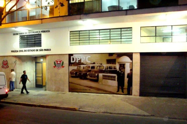 Porta de entrada de edifício do Departamento de Polìcia de Proteção à Cidadania