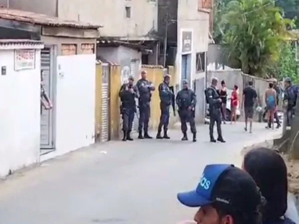 Imagem colorida mostra policiais concentrados em viela durante ação no Morro Santa Maria