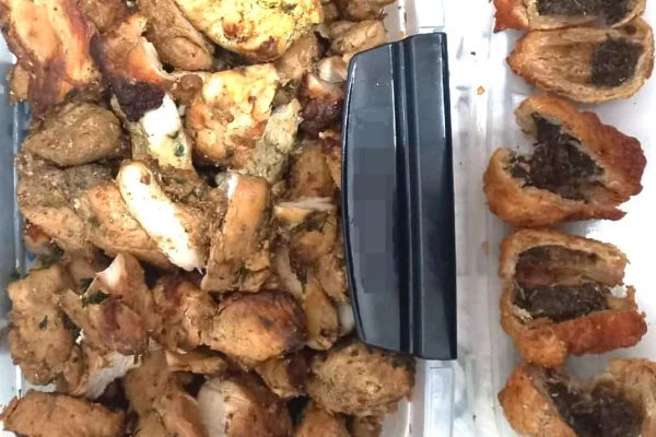 Imagem colorida mostra maconha encontrada dentro de pedaços de frango em marmita que iria para preso no interior de São Paulo - Metrópoles