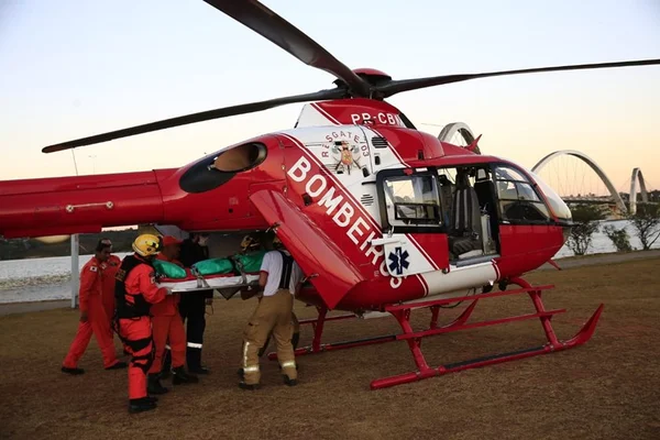Bombeiros resgatam quatro jovens que se afogavam no Lago Paranoá